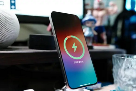 鹤庆苹果15换屏服务分享用什么充电器给iPhone15充电更好 